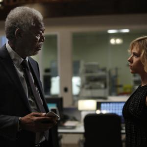 Still of Morgan Freeman and Scarlett Johansson in Liusi (2014)