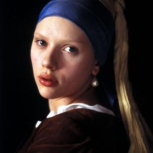 Scarlett Johansson in Mergina su perlo auskaru 2003