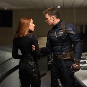 Still of Chris Evans and Scarlett Johansson in Kapitonas Amerika ziemos karys 2014