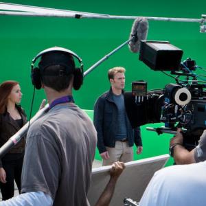 Chris Evans and Scarlett Johansson in Kapitonas Amerika: ziemos karys (2014)