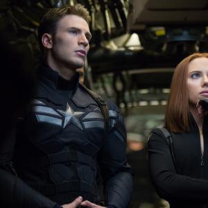 Still of Chris Evans and Scarlett Johansson in Kapitonas Amerika ziemos karys 2014