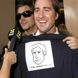 Luke Wilson and Johnny Knoxville at event of The Wendell Baker Story 2005