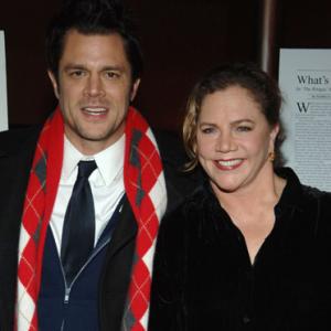 Kathleen Turner and Johnny Knoxville at event of The Ringer (2005)