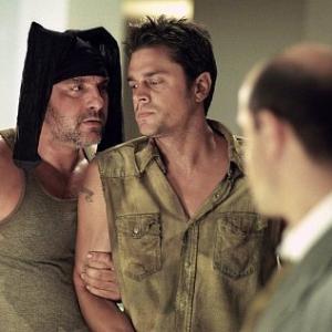 Still of Tom Sizemore and Johnny Knoxville in Big Trouble (2002)