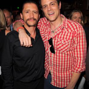 Clifton Collins Jr and Johnny Knoxville at event of Extract 2009