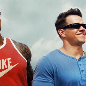 Still of Mark Wahlberg Dwayne Johnson and Anthony Mackie in Kulturistai 2013