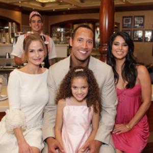 Kyra Sedgwick, Dwayne Johnson, Roselyn Sanchez and Madison Pettis at event of The Game Plan (2007)