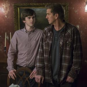 Still of Freddie Highmore and Kenny Johnson in Bates Motel 2013