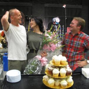Bruce Willis, Rian Johnson and Qing Xu in Laiko kilpa (2012)