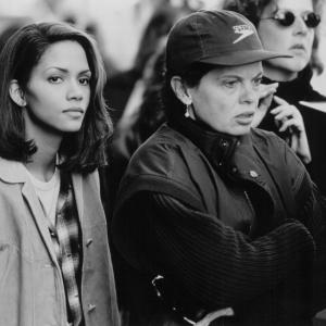 Still of Halle Berry and Amy Holden Jones in The Rich Mans Wife 1996
