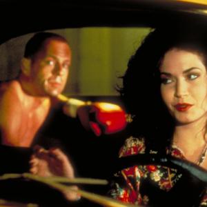 Still of Bruce Willis and Angela Jones in Bulvarinis skaitalas (1994)