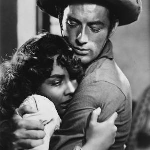 Still of Gregory Peck and Jennifer Jones in Duel in the Sun (1946)