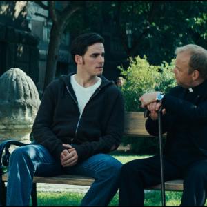 Still of Toby Jones and Colin O'Donoghue in Egzorcizmas (2011)