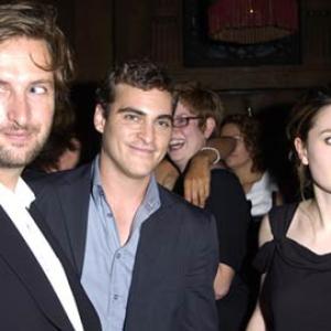 Anna Paquin, Joaquin Phoenix and Gregor Jordan at event of Buffalo Soldiers (2001)