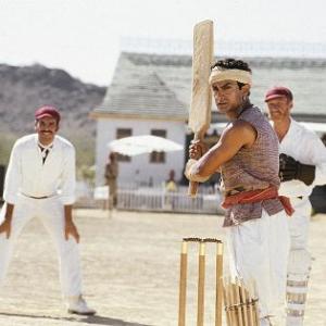 Still of Paul Blackthorne and Aamir Khan in Lagaan Once Upon a Time in India 2001