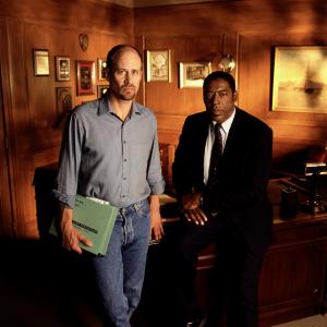 Still of Ernie Hudson and Terry Kinney in Ozas 1997