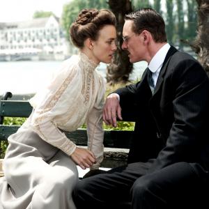 Still of Keira Knightley and Michael Fassbender in Pavojingas metodas 2011
