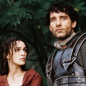 Still of Keira Knightley and Clive Owen in Karalius Arturas (2004)