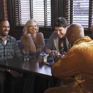 Still of Elisha Cuthbert and Zachary Knighton in Happy Endings 2011
