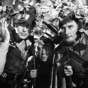 Still of Errol Flynn, Patric Knowles and Herbert Mundin in The Adventures of Robin Hood (1938)