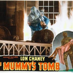 Lon Chaney Jr and Elyse Knox in The Mummys Tomb 1942