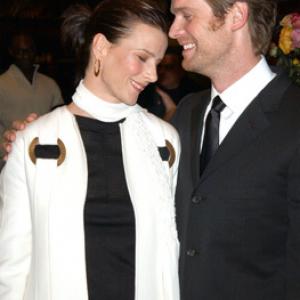 Rachel Griffiths and Peter Krause at event of Sesios pedos po zeme 2001