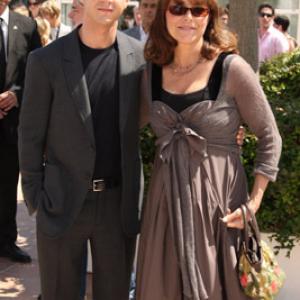 Karen Allen and Shia LaBeouf at event of Indiana Dzounsas ir kristolo kaukoles karalyste (2008)