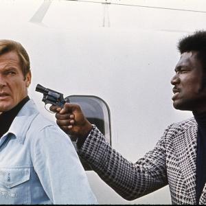 Still of Roger Moore and Tommy Lane in Gyvenk ir leisk mirti (1973)