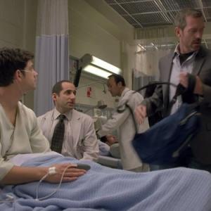 Still of Adam Garcia, Peter Jacobson and Hugh Laurie in Hausas (2004)