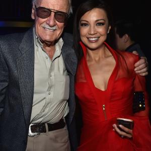 Ming-Na Wen and Stan Lee at event of Kersytojai 2 (2015)