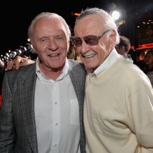 Anthony Hopkins and Stan Lee at event of Toras Tamsos pasaulis 2013