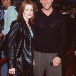 Laura Leighton and Doug Savant at event of Out of Sight (1998)
