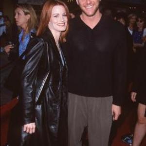 Laura Leighton and Doug Savant at event of Out of Sight (1998)