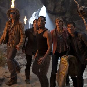 Still of Logan Lerman, Douglas Smith, Alexandra Daddario and Leven Rambin in Persis Dzeksonas. Monstru jura (2013)
