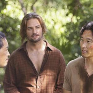 Still of Josh Holloway and Ken Leung in Dinge (2004)