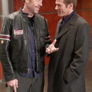 Still of Hugh Laurie and Jason Lewis in Hausas 2004