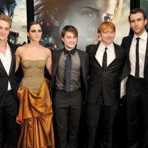 Tom Felton Rupert Grint Matthew Lewis Daniel Radcliffe and Emma Watson at event of Haris Poteris ir mirties relikvijos 2 dalis 2011