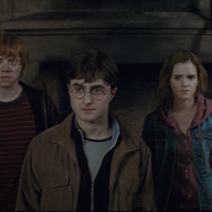 Still of Rupert Grint Matthew Lewis Daniel Radcliffe and Emma Watson in Haris Poteris ir mirties relikvijos 2 dalis 2011