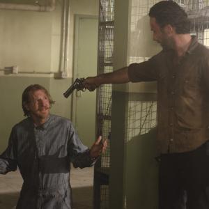 Still of Andrew Lincoln and Lew Temple in Vaiksciojantys negyveliai 2010