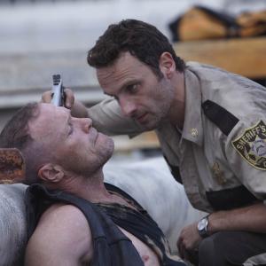 Still of Andrew Lincoln and Michael Rooker in Vaiksciojantys negyveliai (2010)