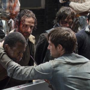 Still of Norman Reedus, Andrew Lincoln, Andrew J. West and Steven Yeun in Vaiksciojantys negyveliai (2010)