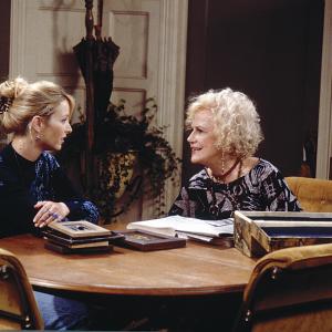 Still of Lisa Kudrow and Audra Lindley in Draugai 1994