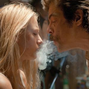 Still of Benicio Del Toro and Blake Lively in Laukiniai (2012)