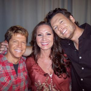 Blake Shelton having fun with The Country Vibe hosts Chuck Long and Becca