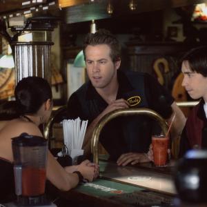Still of Ryan Reynolds and Justin Long in Waiting 2005