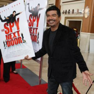 George Lopez at event of Kaimynas snipas (2010)