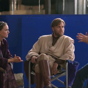 George Lucas Ewan McGregor and Natalie Portman in Zvaigzdziu karai Situ kerstas 2005