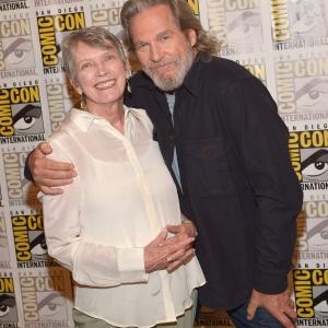 Jeff Bridges and Lois Lowry at event of Siuntejas (2014)