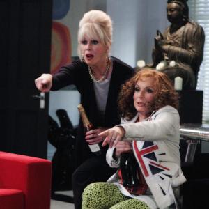 Still of Joanna Lumley and Jennifer Saunders in Absolutely Fabulous (1992)