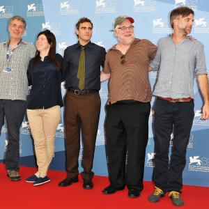 Philip Seymour Hoffman, Paul Thomas Anderson, Joaquin Phoenix, Daniel Lupi and JoAnne Sellar at event of The Master (2012)